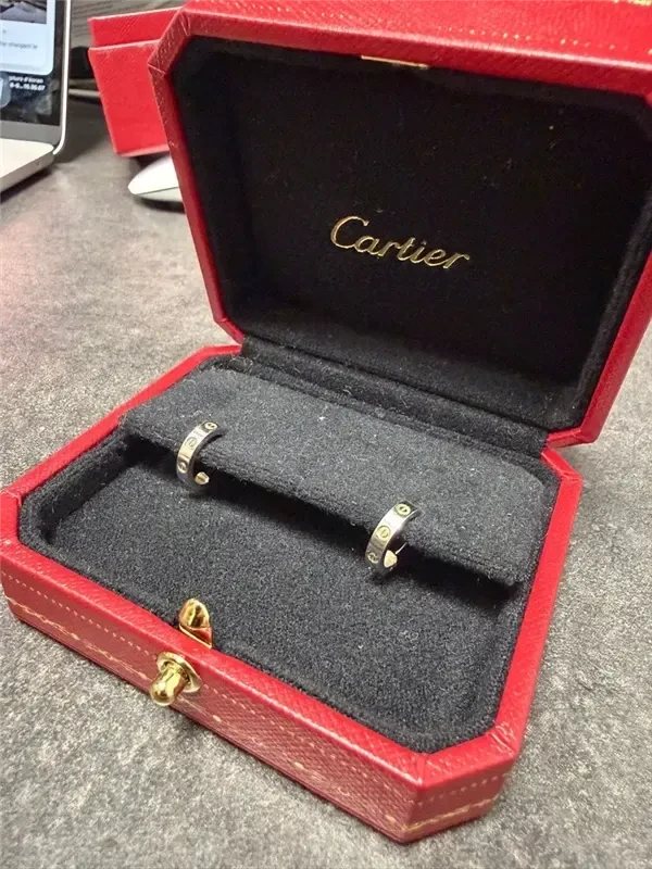 Cartier Boucles d'oreilles Love or