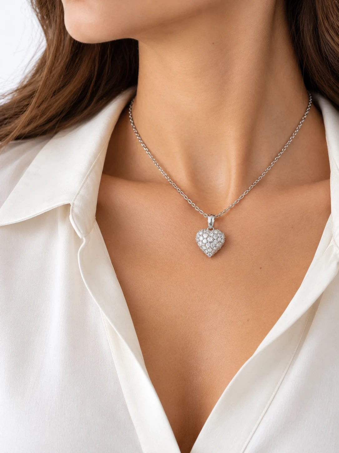 Chaîne en or blanc et pendentif coeur