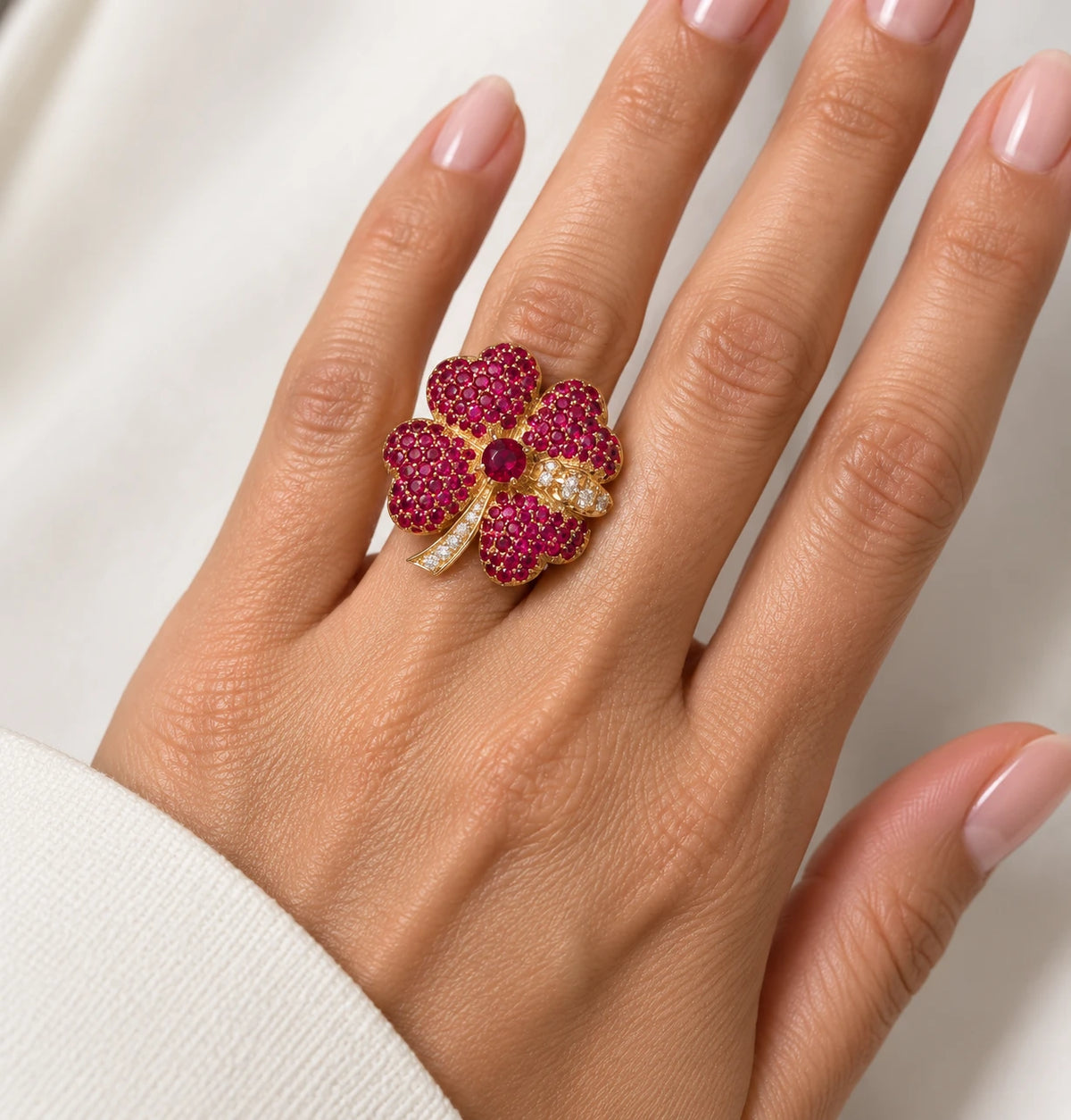 Bague or et rubis pavage