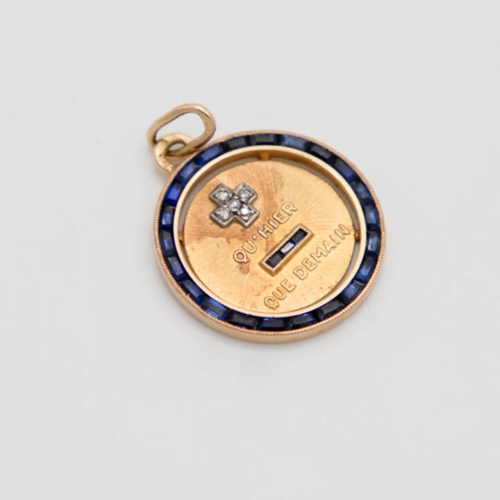 Augis Médaille + qu'hier - que demain Or jaune et Pavé de saphirs