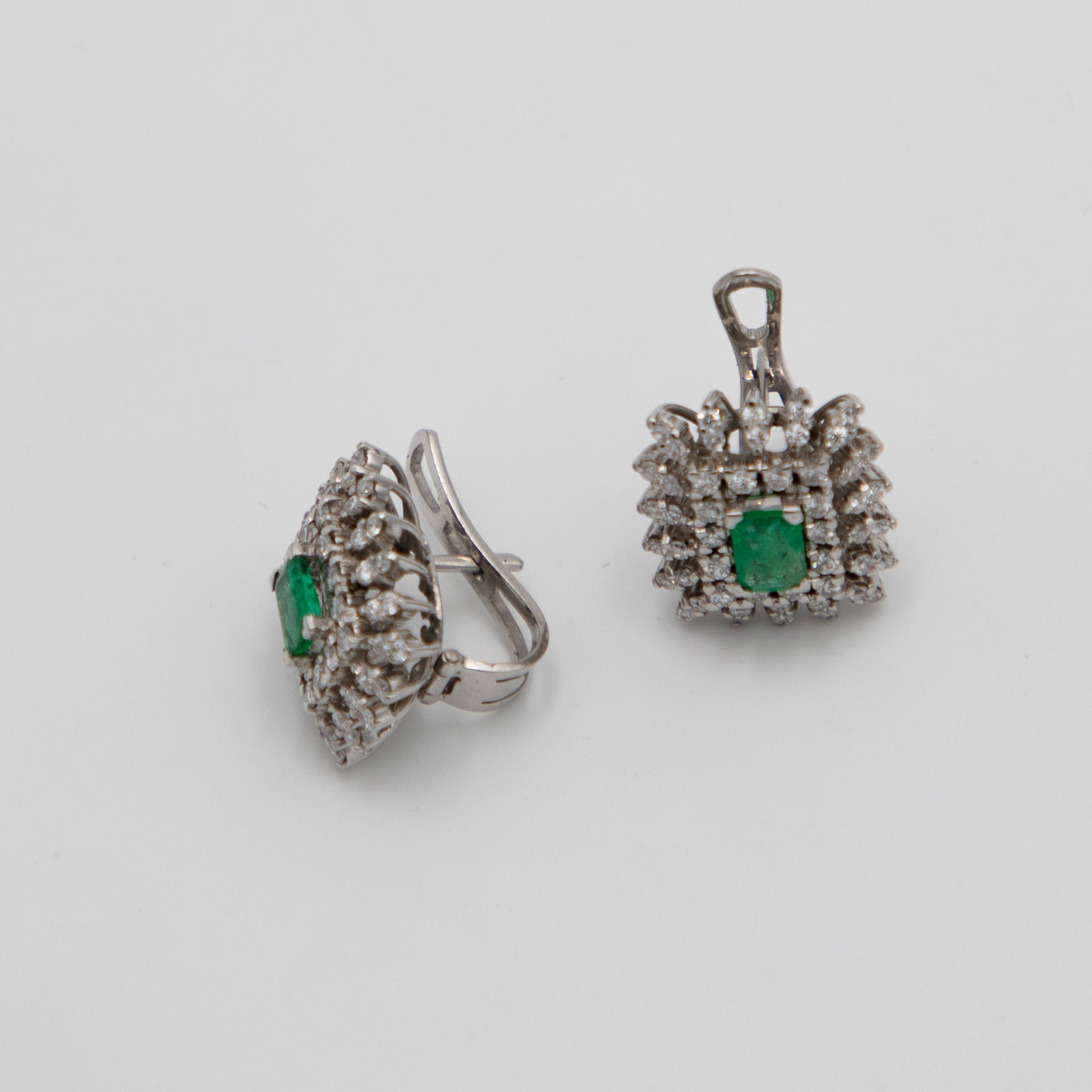 Boucles d'oreilles or blanc et émeraudes