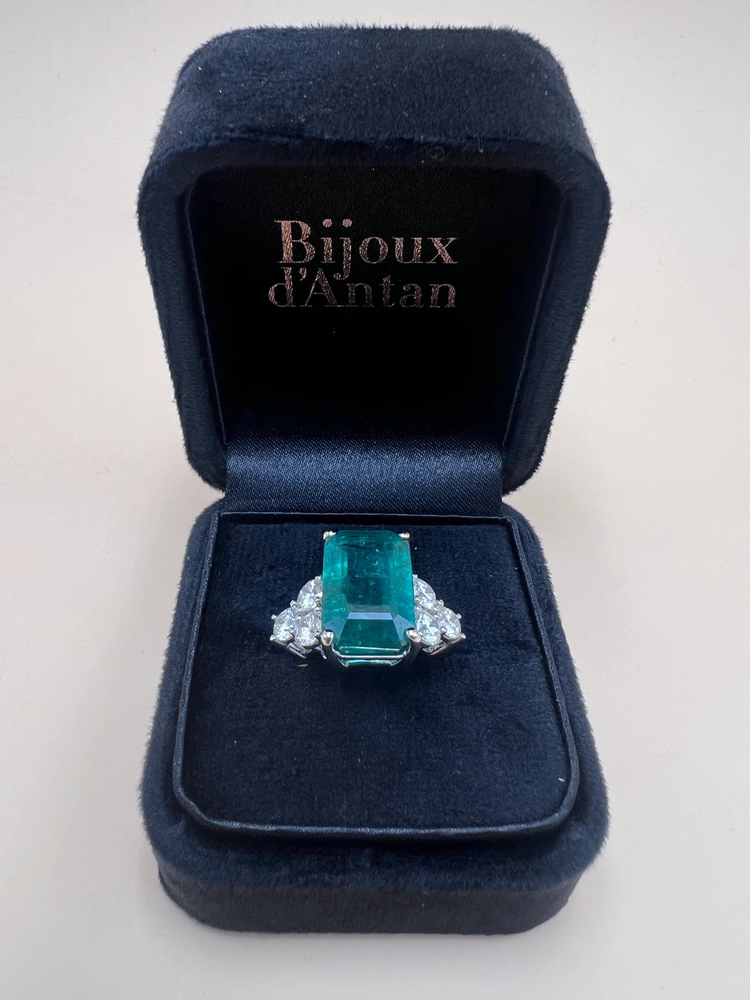Bague Or blanc et Émeraude